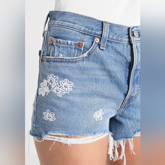 Levi's 501 Women Jeans Mini Shorts Floral Size 26 100% Cotton Washed Blue - Picture 1 of 11